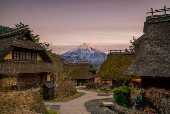 日式老房子和落时青藤山富士风景优美日本人图片