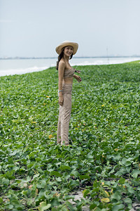 假期模型露齿的站在自然海滨美丽亚洲年轻女子肖像画中图片