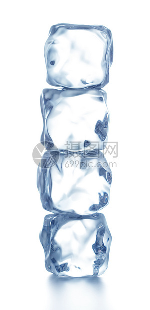 半透明茶点寒冷的在白色背景上孤立的蓝色冰块图片