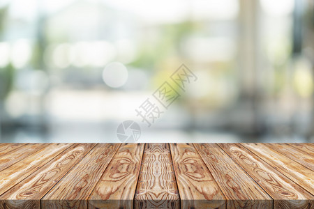 树购物中心绿色模糊背景的空木板桌顶上白的自然图片