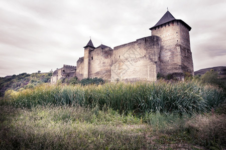 特征古老的石头城堡在阴云天空背景的古老石头城堡建筑学文化图片