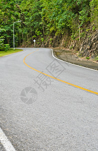 热带雨林中的灰尘弯曲道路风景运输图片