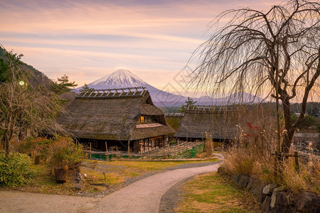 秋季日本山区里的房屋图片