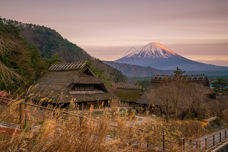 秋季日本山区里的房屋图片