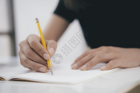 报告教育脚本将笔写在记上的人手握紧图片