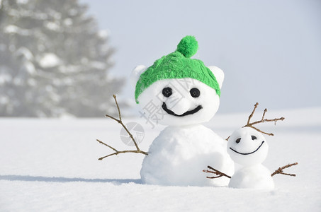 一对有趣的雪人寒冷冬天圣诞老人图片