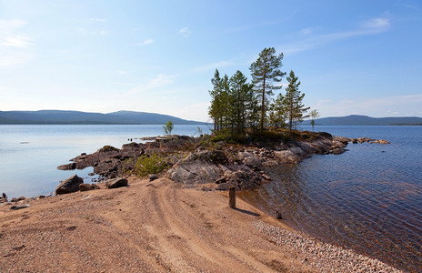 天空在俄罗斯北部Tolvand湖IovskoeIovskoe水库卡列利阿岛树卵石图片