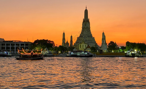 泰国东曼谷日落时的郑王庙和湄南河夜晚图片