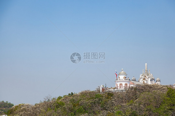 地标在高山的寺庙和塔木上有树晴天灵象征图片