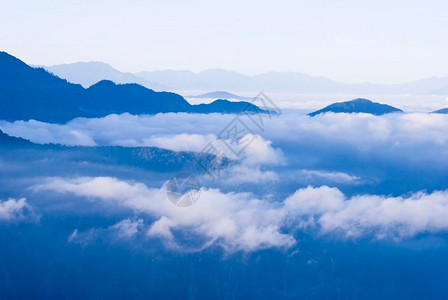 云中的山岳季节假期环境图片
