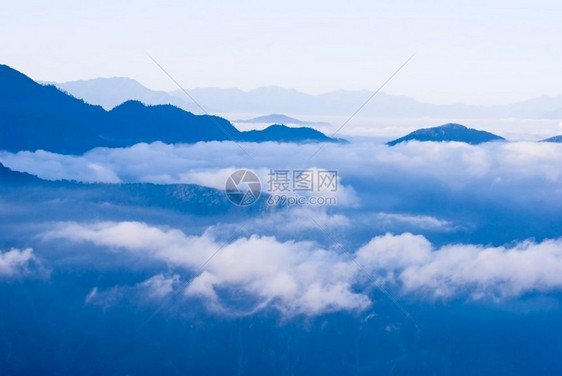 云中的山岳季节假期环境图片