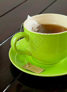 锅木本底的绿茶杯热饮料水图片