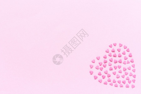 平坦的抽象婚礼粉红色糖果的心洒在形上位于柔和的粉红色背景右上角概念Valentinersquos卡顶视图复制文本空间图片