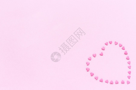 甜点粉色的装饰风格红色糖果的心洒在形上位于柔和的粉红色背景右上角概念Valentinersquos卡顶视图复制文本空间图片