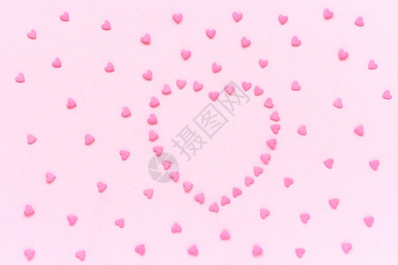 甜点粉红色糖果的心洒在形上位于柔和的粉红色背景中心概念Valentinersquos卡顶视图复制文本空间庆典小雨图片