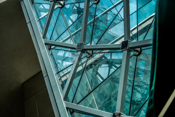 金属几何的墙现代玻璃建筑结构详细图象SM图片