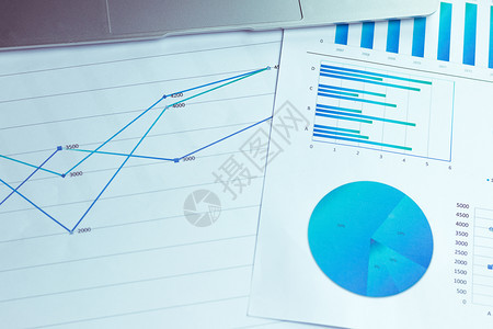 制造许多图表反映了过去一年数据收集和统计工作业绩的公司报价概念并反映过去1年的数据和统计业绩纸文书工作图片