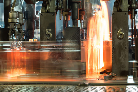 热玻璃瓶在传送带上的移动过程热红瓶在玻璃厂沿传送带移动热玻璃瓶在传送带上的移动过程制造业热的空图片
