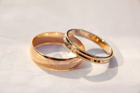 白色的爱复制背景上的两个结婚戒指白色背景上的两个结婚戒指图片