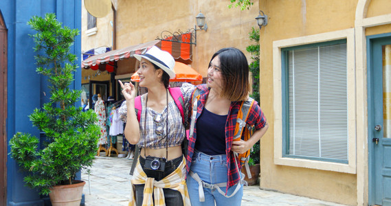 亚洲女背包一起走来去欢乐地拍着照片和观光在假日概念旅行上放松时间快乐的朋友们山图片