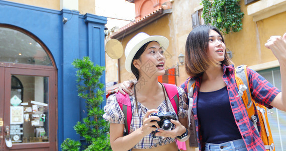 亚洲女背包一起走来去欢乐地拍着照片和观光在假日概念旅行上放松时间亚洲人背包旅行乐趣图片