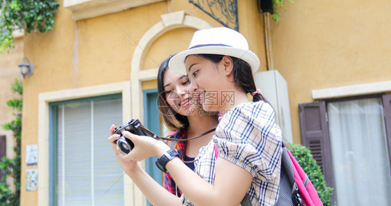 美丽的帽子亚洲女背包一起走来去欢乐地拍着照片和观光在假日概念旅行上放松时间自然图片