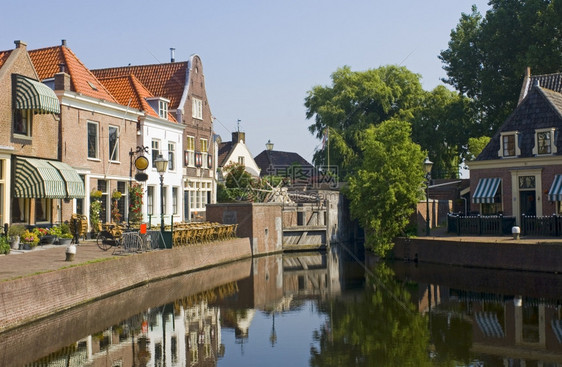 水闸树木旧的16世纪57年荷兰Spaarndam村有古老的内港树脂溜槽和锁渔民住房目前是一个具有梯田自行车和非常安静气氛的怪镇郁图片