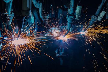 工业机器人在厂中焊接手臂控制技术图片