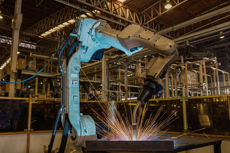 建造制业工机器人在厂焊接重的图片