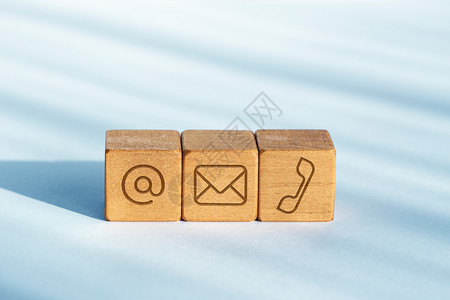 称呼用电子邮件和电话图标联系我们Wooden骰子的概念顾客网络图片