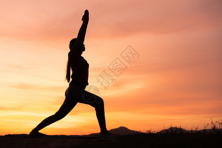 年轻的快乐训练亚洲年轻女在日落时练习和瑜伽放松自然背景图片