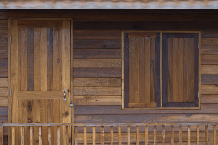 用回收旧木板再利用和上循环概念建造的门窗前木和外廊护栏环境的长方形窗户图片