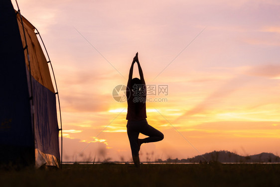 亚洲年轻女在日落时练习和瑜伽放松自然背景快乐的淑女身体图片