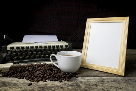 木制的机器材背景打字机和咖啡笔记本图片