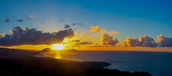 风景全欧胡岛夏威夷上空升起的太阳从钻石头顶部升起在夏威夷上空升起图片