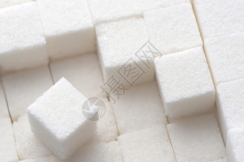 白色的自然糖类块的密闭图片