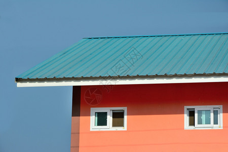 财产窗户紧闭橙色房子蓝屋顶天空后春梦草图片