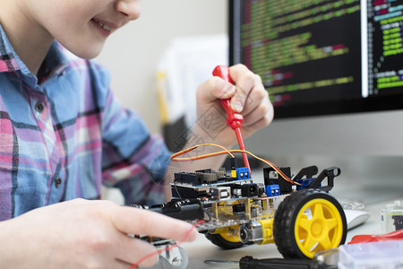 模型女学生在校科课程中建造机器人汽车学习孩子图片