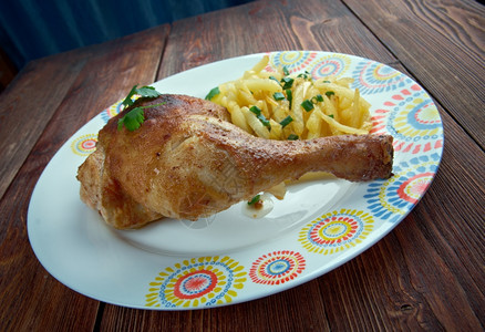饮食水平的黄瓜基普在比利时碰到了薯条餐盘比利时的传统菜炸鸡和薯条图片