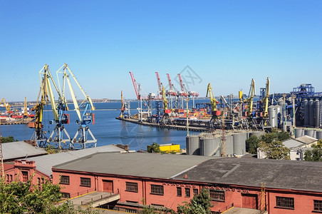 乌克兰敖德萨拥有起重机和货物卸的商业海港口岸棚图片