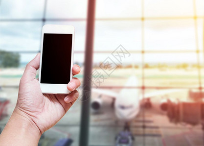 小路芒现代的手持智能机空白屏幕的男子其照片模糊机场终点站背景包括剪接电话的屏幕路径含图片
