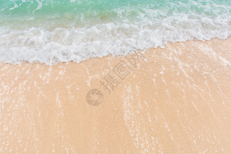 海滩空沙上的软海浪带复制空间的背景溅支撑图片