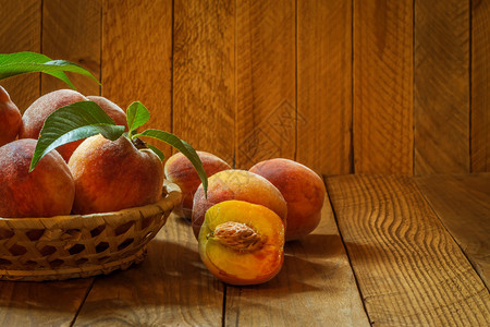 篮子里的桃子图片