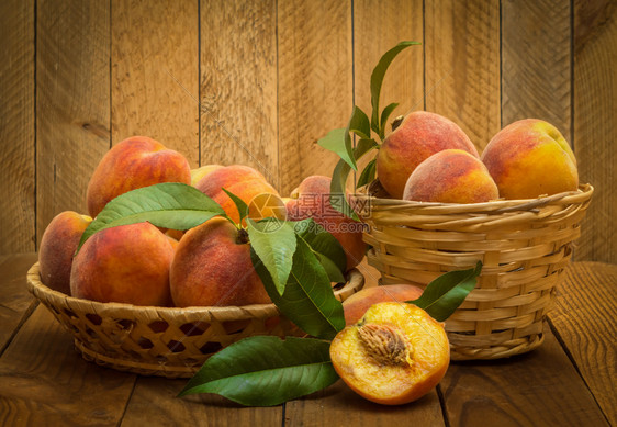 篮子里的桃子图片