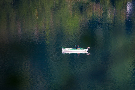 范围航海夏季一天的科莫湖摄影船意大利语图片