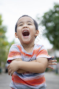 快乐的亚裔儿童在绿色公园玩耍的快乐情绪露齿家庭图片