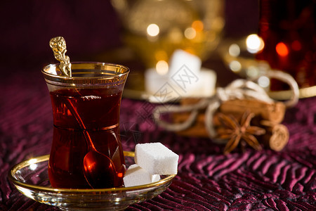 土耳其人传统玻璃和糖方块中土耳其茶传统玻璃中土耳其茶的封装传统八角图片