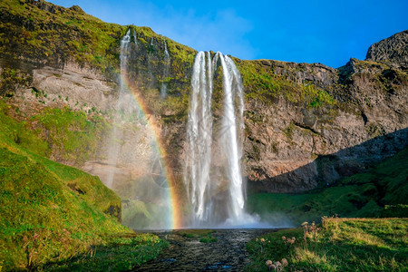 壮观的森林瀑布彩虹图片