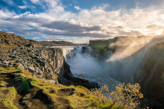 白色的水岩石冰岛美丽的风景冰岛自然观著名的旅游景点和图片