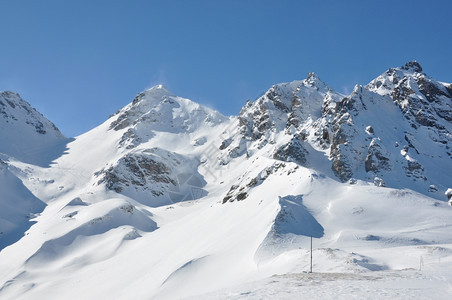 覆盖Pizol著名的瑞士滑雪度假胜地高山冬天图片